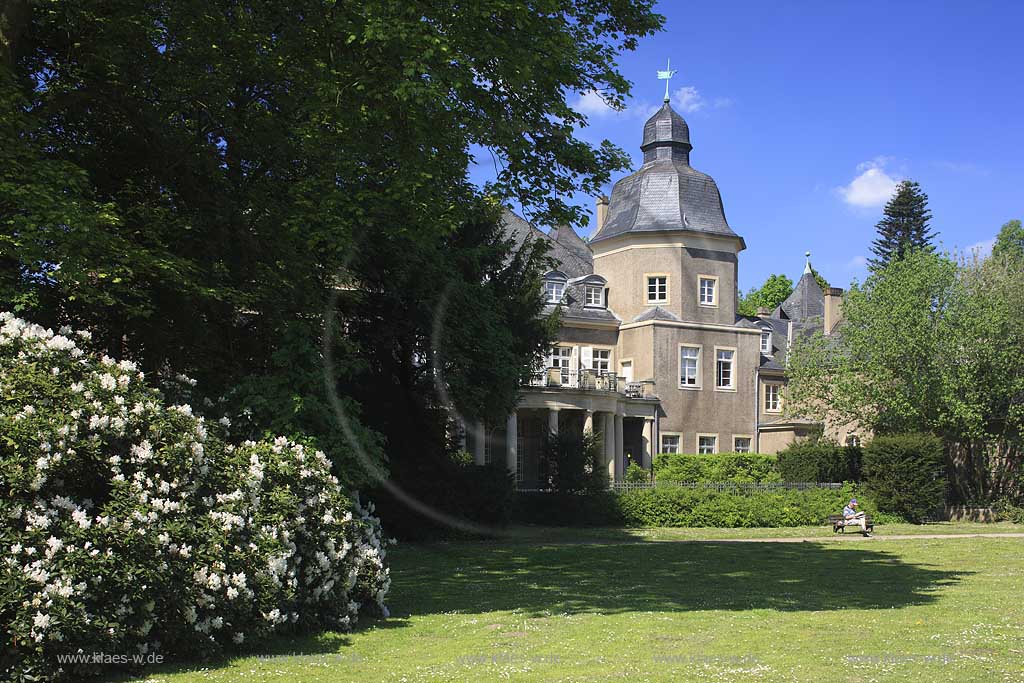 Garath, Dsseldorf, Duesseldorf, Niederrhein, Bergisches Land, Blick auf Schloss Garath mit Schlosspark in Frhlingsstimmung, Fruehlingsstimmung