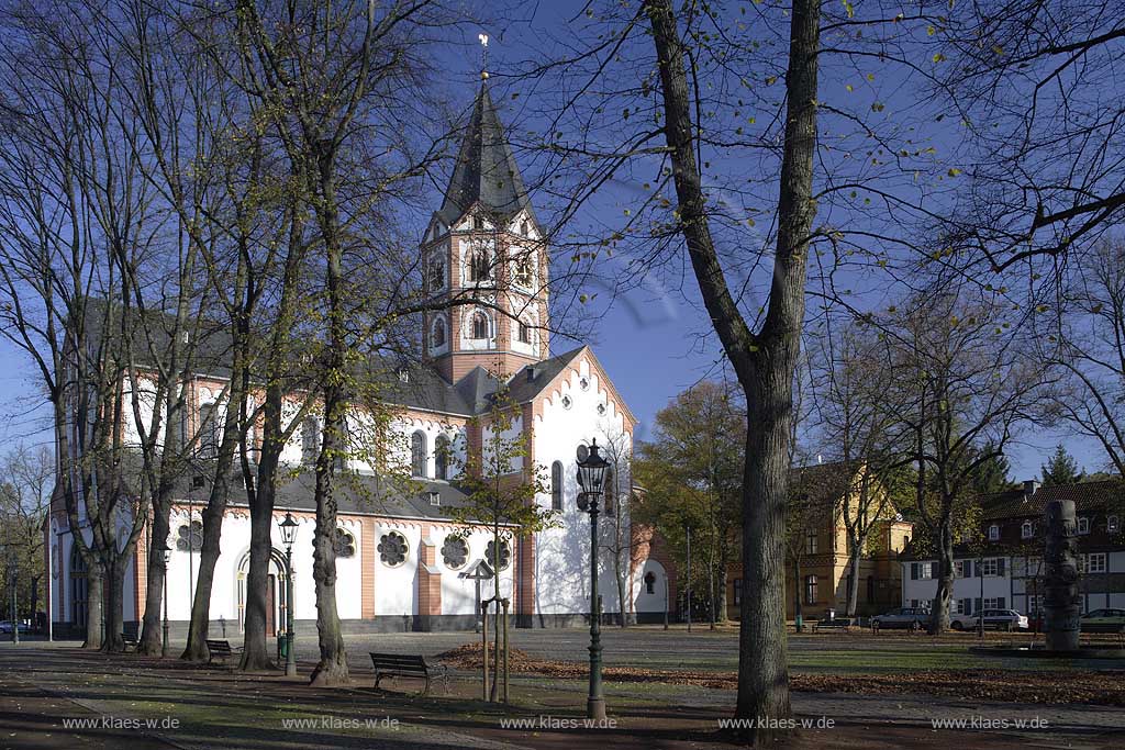 Dsseldorf, Gerresheim, Basilika St. Margareta, Herbststimmung, Gerricusplatz,  Brunnen