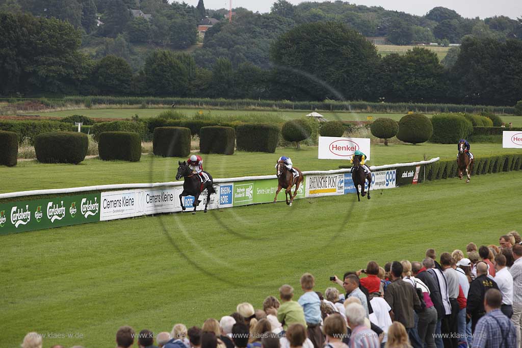 Blick auf das Pferderennen beim 150. Henkel Renntag um den Preis der Diana 2008 in Dsseldorf, Duesseldorf Grafenberg mit Sicht auf das Publikum und auf den fuehrenden Jockey Andreas Starke im Zieleinlauf