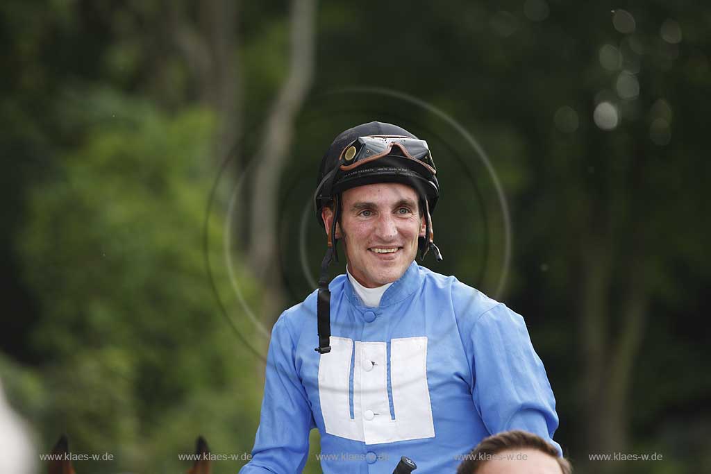Blick auf das Pferderennen beim 150. Henkel Renntag um den Preis der Diana 2008 in Dsseldorf, Duesseldorf Grafenberg mit Sicht auf den Sieger Jockey Andrasch Starke