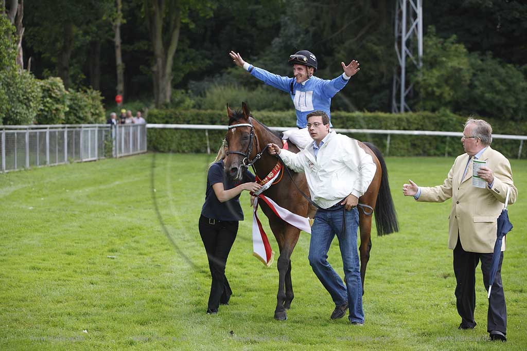 Blick auf das Pferderennen beim 150. Henkel Renntag um den Preis der Diana 2008 in Dsseldorf, Duesseldorf Grafenberg mit Sicht auf Sieger Jockey Andrasch Starke und Stute Rosenreihe in Siegerpose nach dem Sieg im 7. Rennen