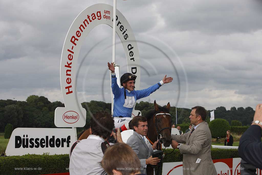 Blick auf das Pferderennen beim 150. Henkel Renntag um den Preis der Diana 2008 in Dsseldorf, Duesseldorf Grafenberg mit Sicht auf Sieger Jockey Andrasch Starke auf Siegerpferd Rosenreihe in Siegerpose