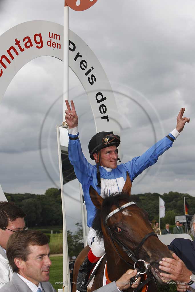 Blick auf das Pferderennen beim 150. Henkel Renntag um den Preis der Diana 2008 in Dsseldorf, Duesseldorf Grafenberg mit Sicht auf Sieger Jockey Andrasch Starke auf Siegerpferd Rosenreihe in Siegerpose