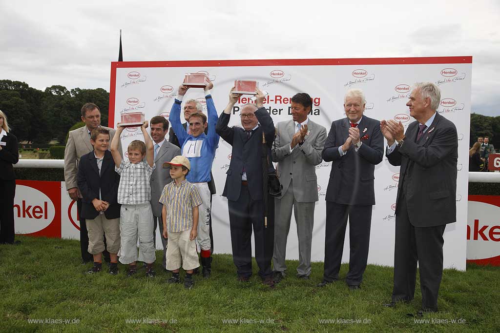 Blick auf das Pferderennen beim 150. Henkel Renntag um den Preis der Diana 2008 in Dsseldorf, Duesseldorf Grafenberg mit Sicht auf die Siegerehrung des Jockeys Andrasch Starke vor Henkel Werbetafel mit verantwortlichen und Kindern, mit Stallbesitzer des Gestuet Wittekindshof 