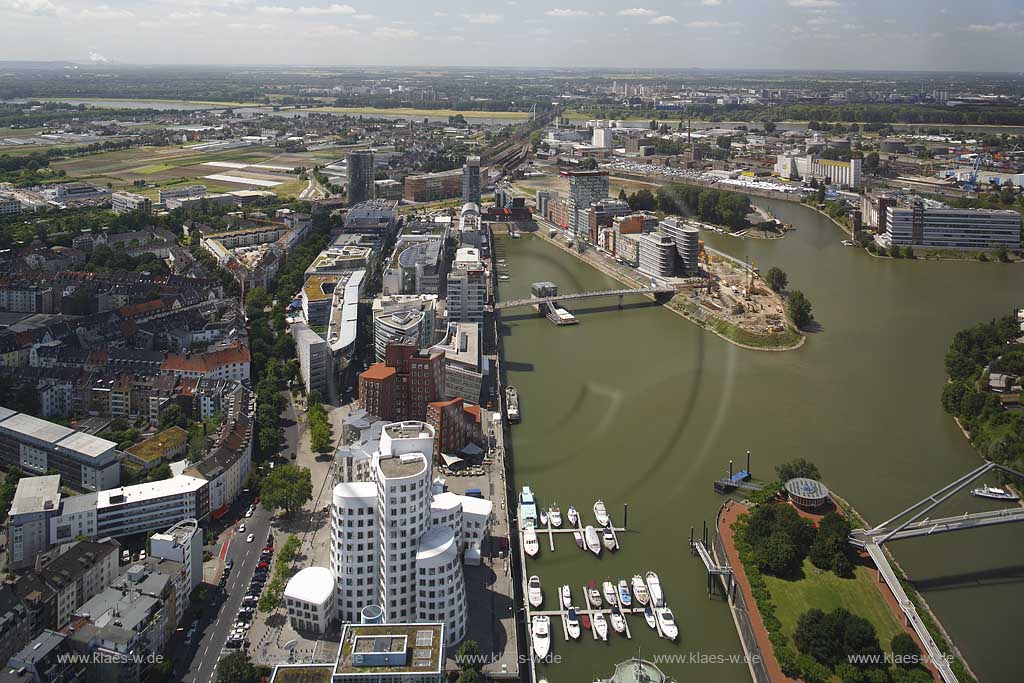 Panoramablick vom Rheinturm in Dsseldorf, Duesseldorf-Hafen auf neuen Hafen mit Gehry Bauten