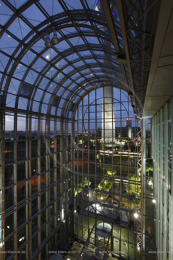 Blick aus dem Inneren der Glasfassade des Foyer vom WDR Haus auf die Rheinuferpromenade und Hafen in Dsseldorf, Duesseldorf-Hafen in Abendstimmung