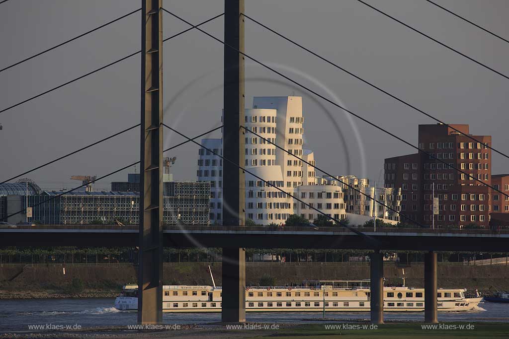 Hafen, Dsseldorf, Duesseldorf, Blick durch Rheinkniebrcke, Rheinkniebruecke auf Rhein mit Schiff und Gehry Bauten 