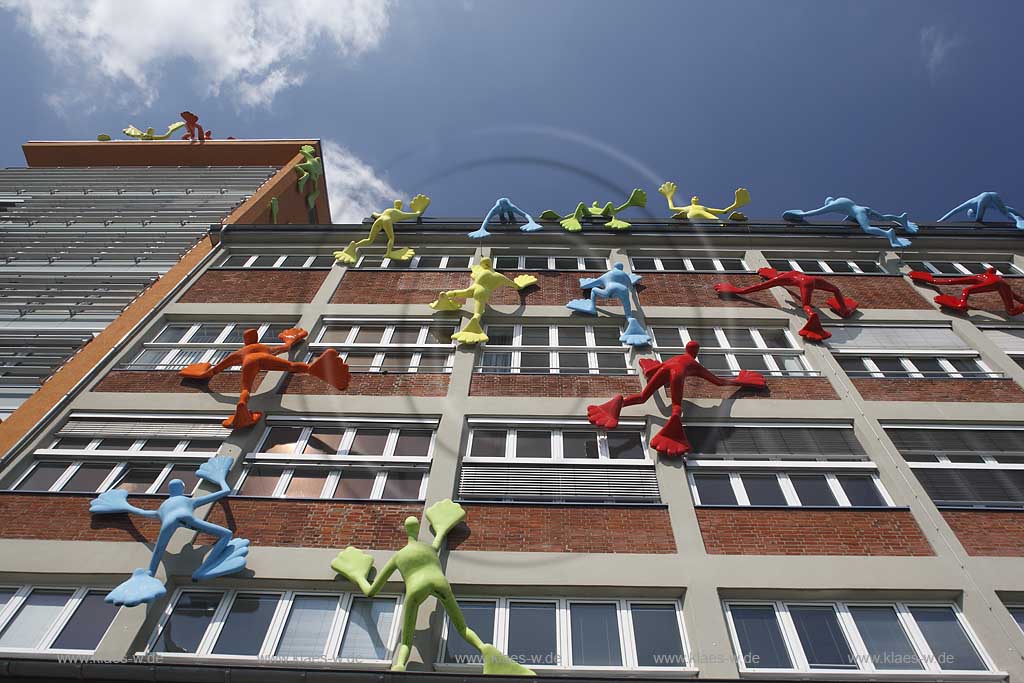 Hafen, Dsseldorf, Duesseldorf, Niederrhein, Bergisches Land, Blick auf Flossies, bunte Figuren, Kunstfiguren die eine Hauswand hochklettern 