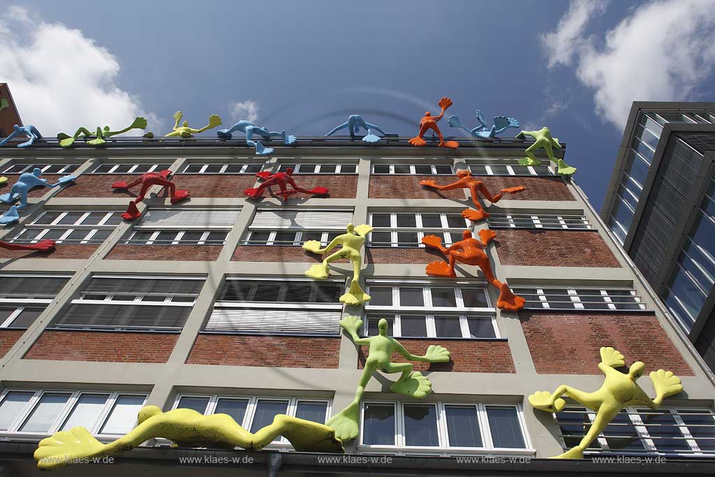 Hafen, Dsseldorf, Duesseldorf, Niederrhein, Bergisches Land, Blick auf Flossies, bunte Figuren, Kunstfiguren die eine Hauswand hochklettern 