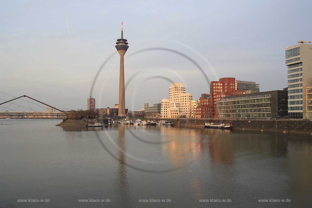 Hafen, Dsseldorf, Duesseldorf, Niederrhein, Bergisches Land, Blick in neuen Hafen, Medienhafen mit Sicht auf Fernsehturm, Gehry Bauten, Brcke, Bruecke und Rhein