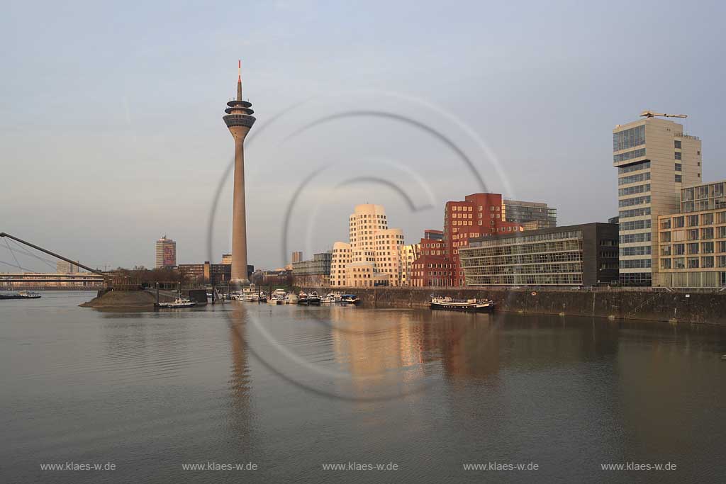 Hafen, Dsseldorf, Duesseldorf, Niederrhein, Bergisches Land, Blick in neuen Hafen, Medienhafen mit Sicht auf Fernsehturm, Gehry Bauten, Brcke, Bruecke und Rhein