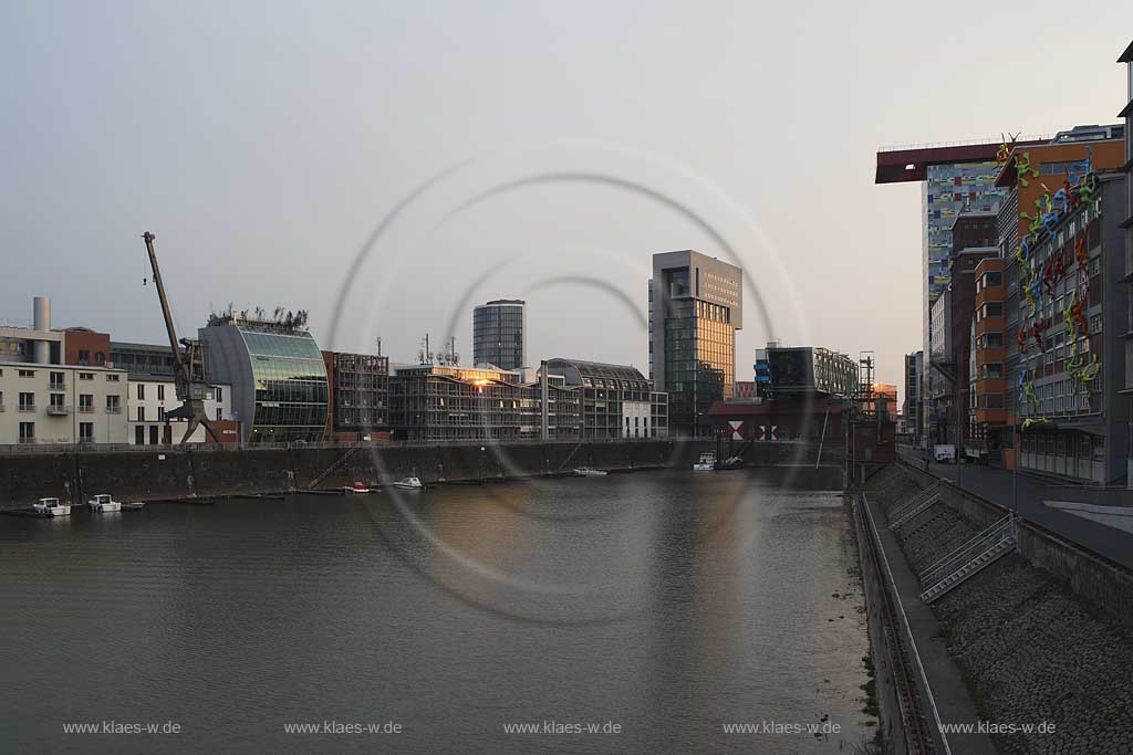 Hafen, Dsseldorf, Duesseldorf, Niederrhein, Bergisches Land, Blick in neuen Hafen, Medienhafen mit Gebaeuden, Gebuden und Rhein 