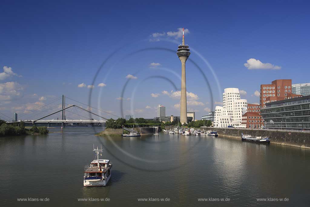 Blick auf neuen Medienhafen mit Rhein, Brcken, Bruecken, Gehry Bauten und Rheinturm in Dsseldorf, Duesseldorf in Sommerstimmung