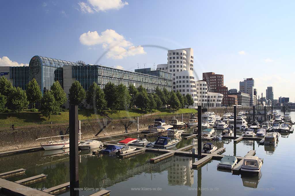 Blick in neuen Medienhafen, Hafen in Dsseldorf, Duesseldorf mit Sicht auf Gehry Bauten, Rhein und Booten, Schiffen im Hafen in Sommerstimmung