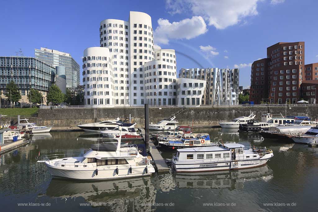 Blick in neuen Medienhafen, Hafen in Dsseldorf, Duesseldorf mit Sicht auf Gehry Bauten, Rhein und Booten, Schiffen im Hafen in Sommerstimmung