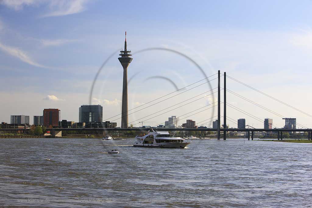 Rhein, Dsseldorf, Duesseldorf, Niederrhein, Bergisches Land, Blick auf Rhein mit Ausflugsschiff Kln-Dsseldorfer, Koeln-Duesseldorfer mit Sicht auf Medienhafen und Rhein-Knie Brcke, Bruecke