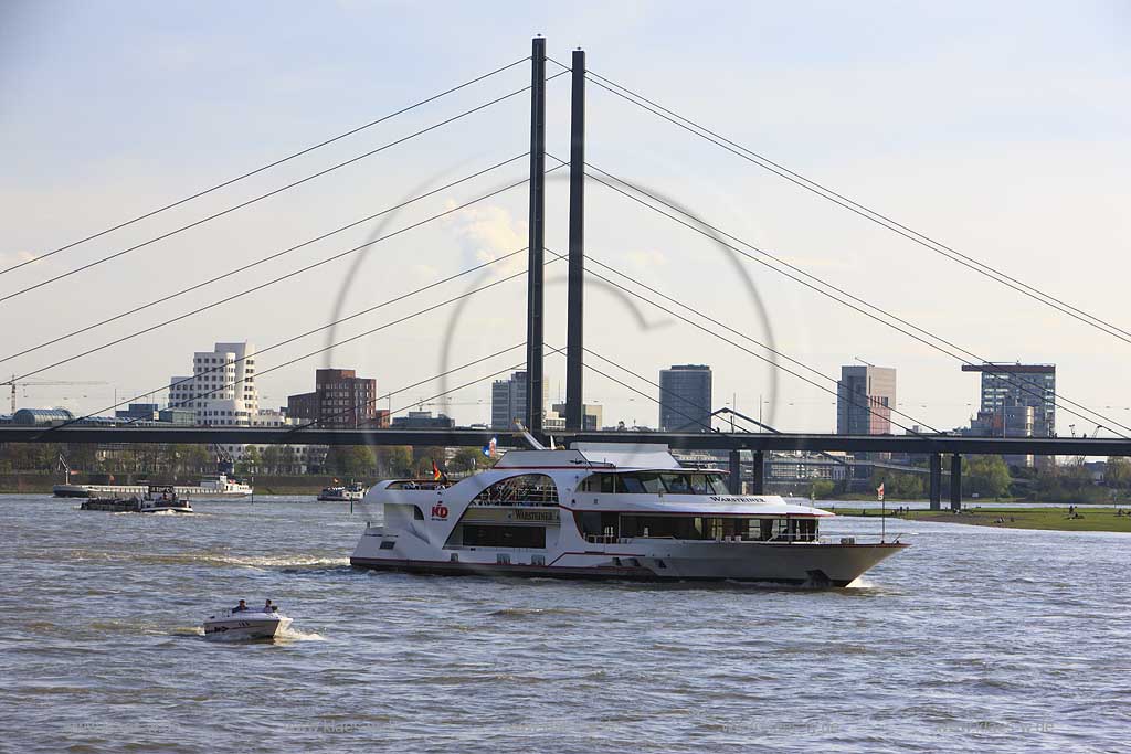 Rhein, Dsseldorf, Duesseldorf, Niederrhein, Bergisches Land, Blick auf Rhein mit Ausflugsschiff Kln-Dsseldorfer, Koeln-Duesseldorfer mit Sicht auf Medienhafen und Rhein-Knie Brcke, Bruecke