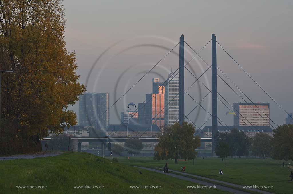 Dsseldorf, Rhein, Abendstimmung, Rheinkniebrcke, Drachen