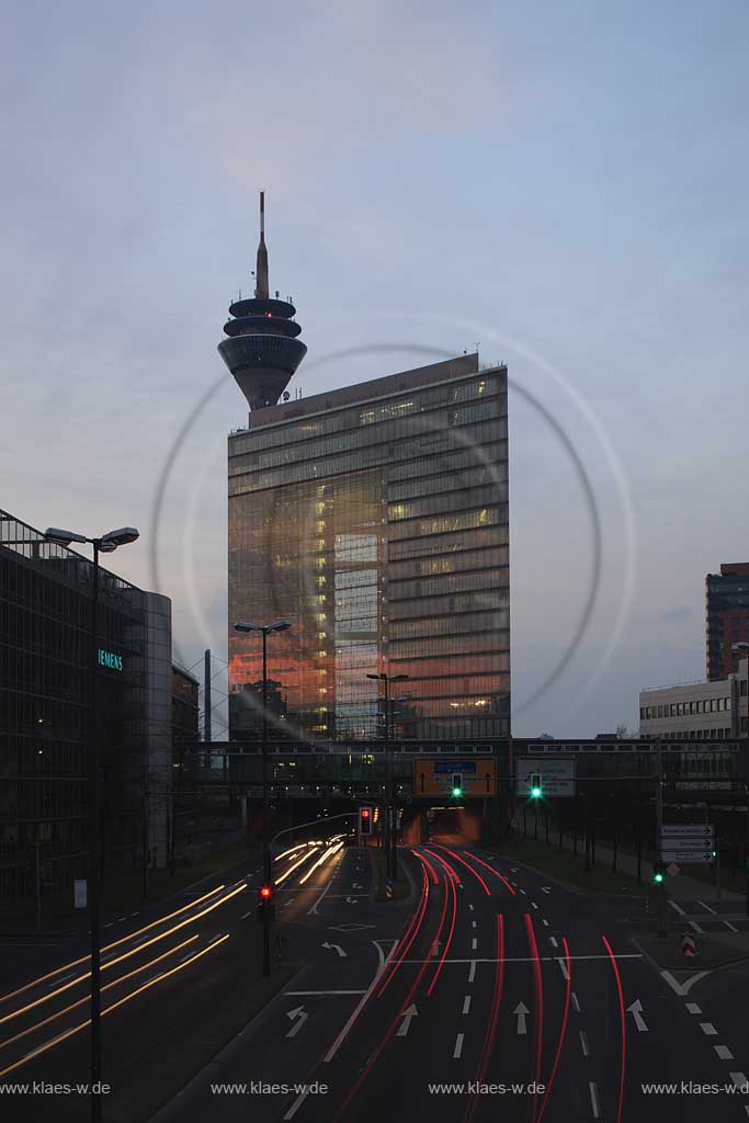 Unterbilk, Dsseldorf, Duesseldorf, Niederrhein, Bergisches Land, Blick auf Stadttor mit Sicht zum Fernsehturm in Abendstimmung