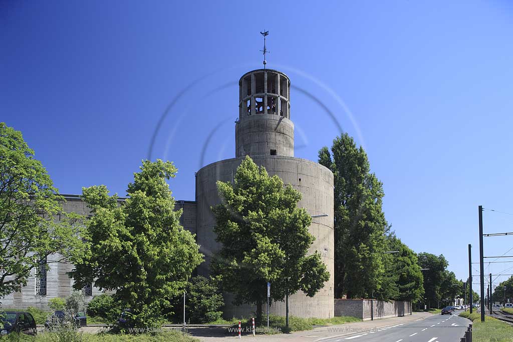 Blick auf Bunkerkirche St. Sakrament in Dsseldorf, Duesseldorf-Heerdt in Sommerstimmung