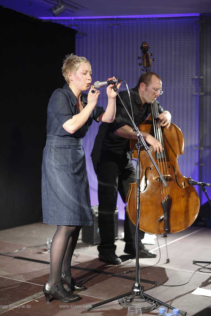 Altstadt, Dsseldorf, Duesseldorf, Niederrhein, Bergisches Land, Jazz Rally, Stilwerk, Frau Contra Bass, Katharina Debus - Gesang, Hanns Hhn, Hanns Hoehn - Kontrabass, Blick auf Bhne, Buehne mit Musikern