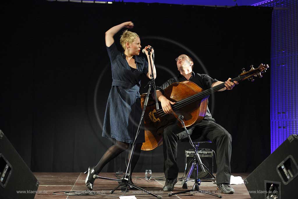 Altstadt, Dsseldorf, Duesseldorf, Niederrhein, Bergisches Land, Jazz Rally, Stilwerk, Frau Contra Bass, Katharina Debus - Gesang, Hanns Hhn, Hanns Hoehn - Kontrabass, Blick auf Bhne, Buehne mit Musikern