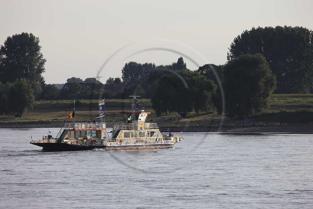 Duesseldorf Kaiserswerth, Blick ueber den Rhein mit einer Faehre; Duesseldorf-Kaiserswerth, view over the rhine with a ferry boat