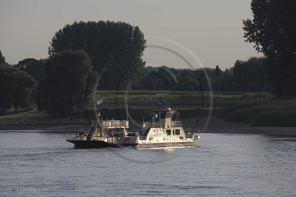 Duesseldorf Kaiserswerth, Blick ueber den Rhein mit einer Faehre; Duesseldorf-Kaiserswerth, view over the rhine with a ferry boat