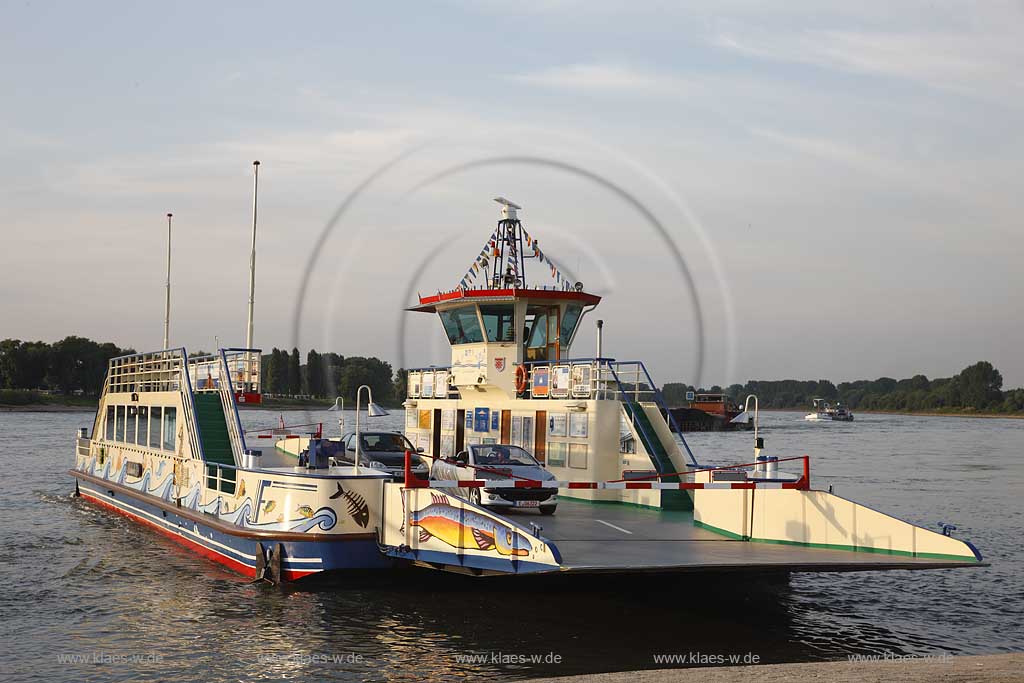 Duesseldorf Kaiserswerth, Blick auf eine mit Autosbeladene Faehre am Rhein die gerade anlegt; Duesseldorf-Kaiserswerth, view to a docking ferry boat 