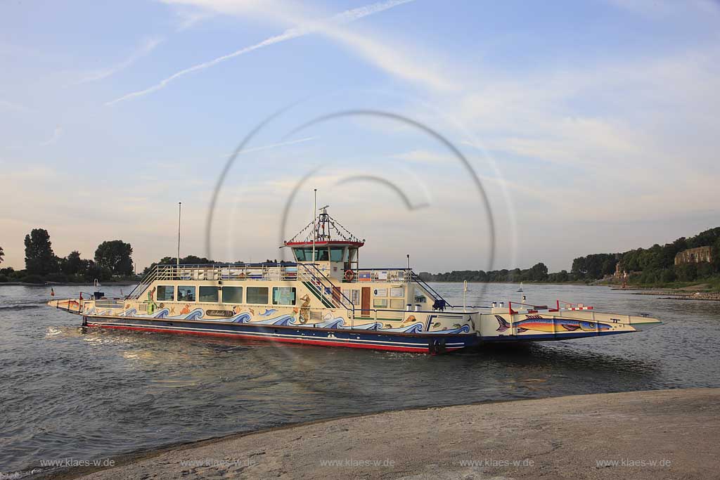 Duesseldorf Kaiserswerth, Blick auf eine  Faehre am Rhein die gerade ablegt; Duesseldorf-Kaiserswerth, view to a ferry boat 