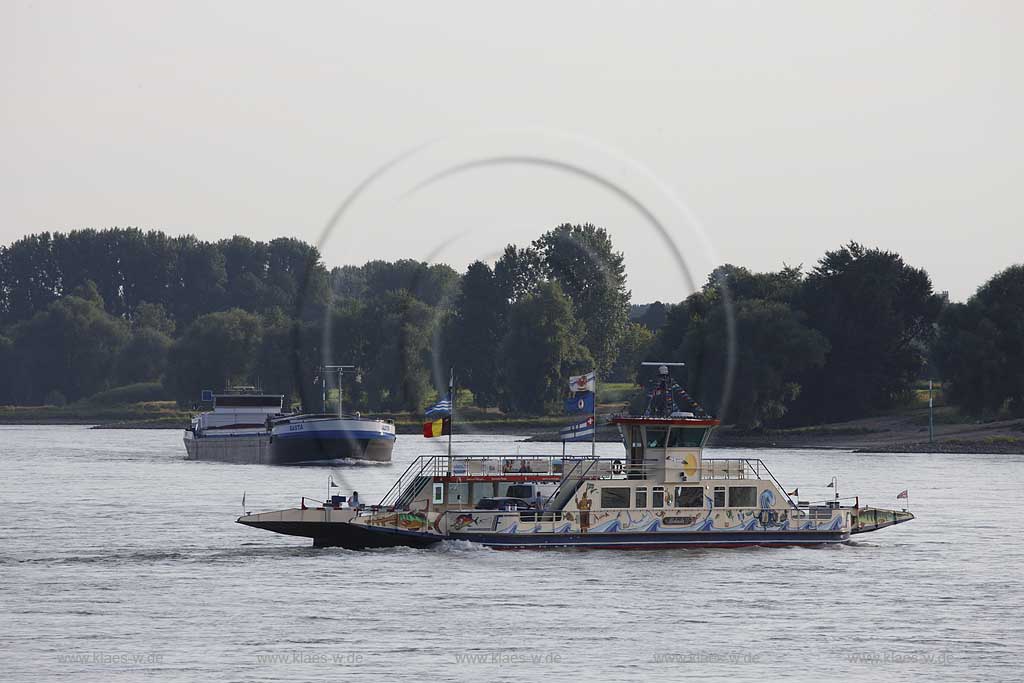 Duesseldorf Kaiserswerth, Blick ueber den Rhein mit einer Faehre und einem Schlepper; Duesseldorf-Kaiserswerth, view over the rhine with a ferry boat