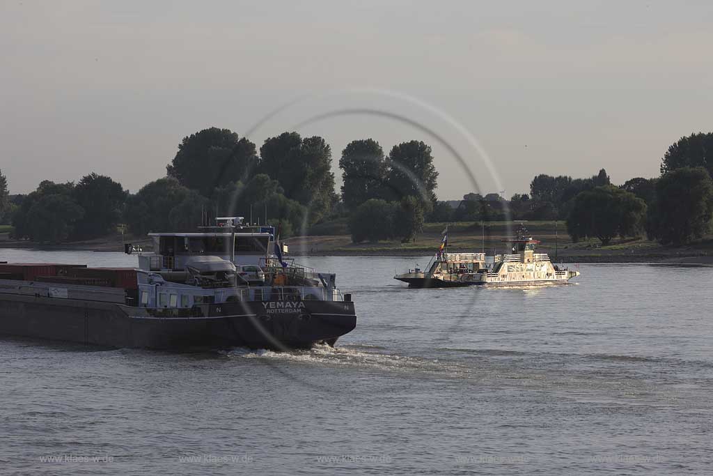 Duesseldorf Kaiserswerth, Blick ueber den Rhein mit einer Faehre und einem Schlepper; Duesseldorf-Kaiserswerth, view over the rhine with a ferry boat