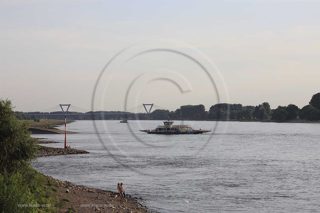 Duesseldorf Kaiserswerth, Blick ueber den Rhein mit einer Faehre und der Flughafenbruecke ; Duesseldorf-Kaiserswerth, view over the rhine with a ferry boat and the airportbridge