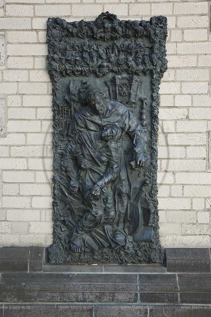 Duesseldorf Kaiserswerth, Blick auf die Gedenktafel Relief von Bert Gerresheim fuer Friedrich Spee an der ehemaligen Stiftskirche St. Suitbertus, sie ist eine flachgedeckte dreischiffige Pfeilerbasilika; Duesseldorf-Kaiserswerth, vew to the basilica St. Suitbertus