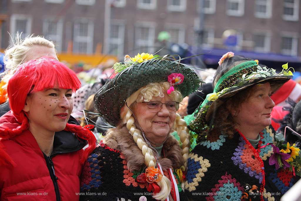 Altstadt, Dsseldorf, Duesseldorf, Niederrhein, Bergisches Land, Blick an Altweiber Fastnacht auf verkleidete Frauen, Jecken, Moehnen, Mhnen 