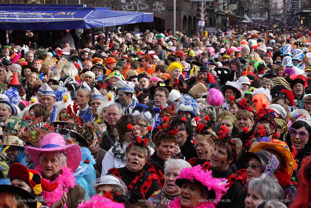 Altstadt, Dsseldorf, Duesseldorf, Niederrhein, Bergisches Land, Blick an Karneval, Altweiber Fastnacht auf Jecken und Moehnen, Mhnen, verkleidete Menschen in der Altstadt 