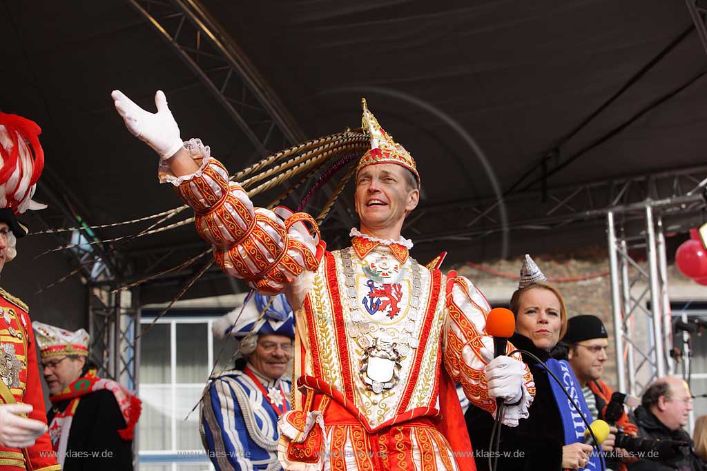 Altstadt, Dsseldorf, Duesseldorf, Niederrhein, Bergisches Land, Karneval, Altweiber, Fastnacht, Blick auf Bhne, Buehne mit Karnevalsprinz und Prinzessin