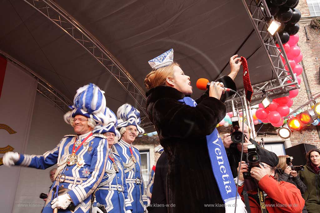 Altstadt, Dsseldorf, Duesseldorf, Niederrhein, Bergisches Land, Karneval, Altweiber, Fastnacht, Blick auf Bhne, Buehne mit Prinzessin und Garde, Prinzengarde