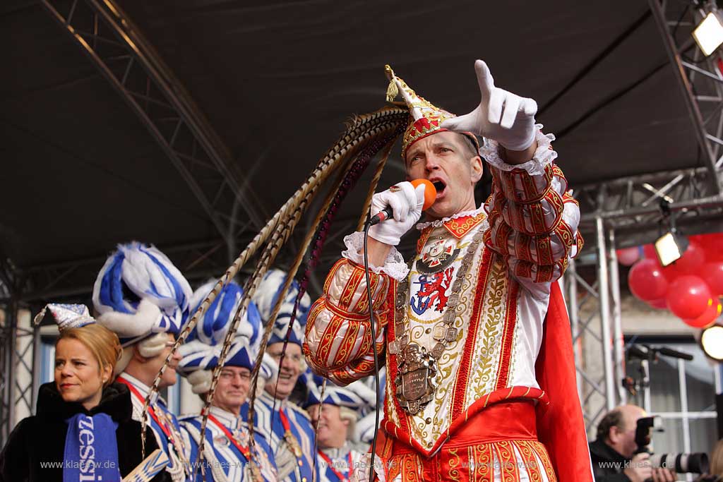 Altstadt, Dsseldorf, Duesseldorf, Niederrhein, Bergisches Land, Karneval, Altweiber, Fastnacht, Blick auf Bhne, Buehne mit Prinz, Prinzessin und Garde, Prinzengarde