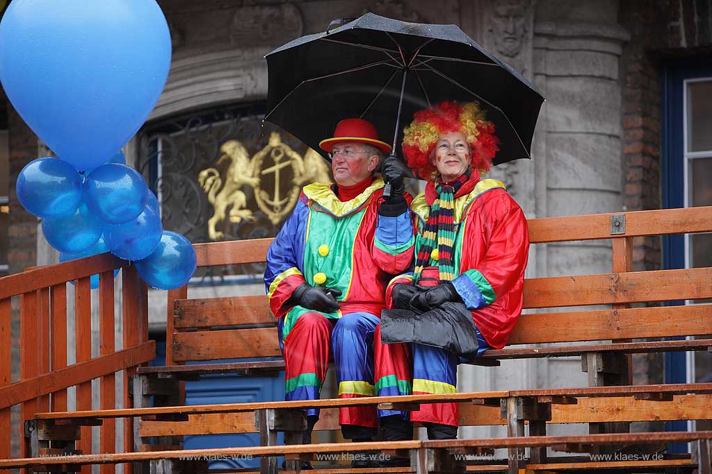 Altstadt, Dsseldorf, Duesseldorf, Niederrhein, Bergisches Land, Karneval, Altweiber, Fastnacht, Blick auf Jecke vor Rathaus sitztnd im Regen mit Regenschirm, Publikum 