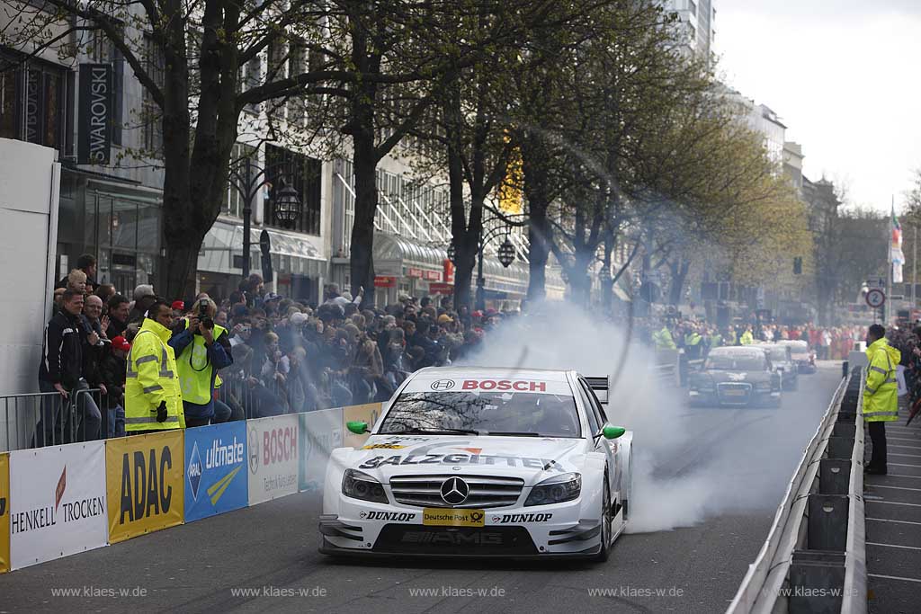 Knigsallee, Koenigsallee, Koe, K, Dsseldorf, Duesseldorf, Niederrhein, Bergisches Land, DTM, Deutsche Tourenwagen Meisterschaft, Praesentation, Prsentation, Blick auf Rennwagen bei Demofahrt mit Sicht auf Publikum, Mercedes