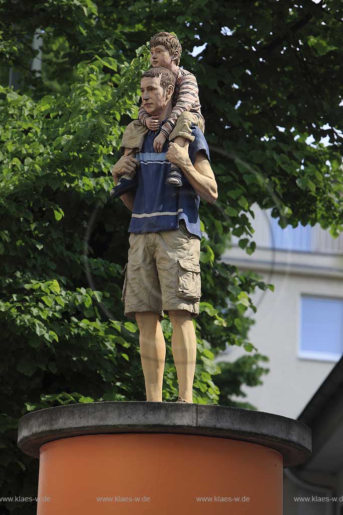 Dsseldorf, Duesseldorf, Oststrasse, Litfasssule, Litfasssaeule, Blick auf Projekt Sulenheilige, Saeulenheilige, Vater und Sohn, von Christoph Pggeler, Poeggeler