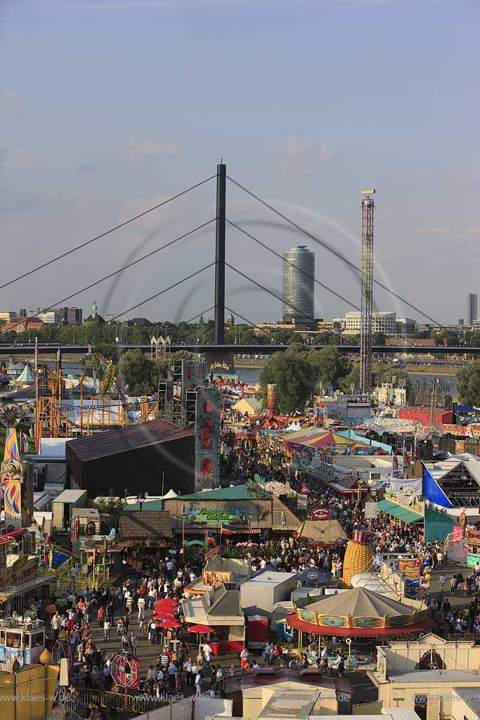 Blick auf die Kirmes in Dsseldorf, Duesseldorf-Oberkassel mit Sicht auf verschiedene Geschaefte mit Kirmesbesuchern vom Riesenrad aus