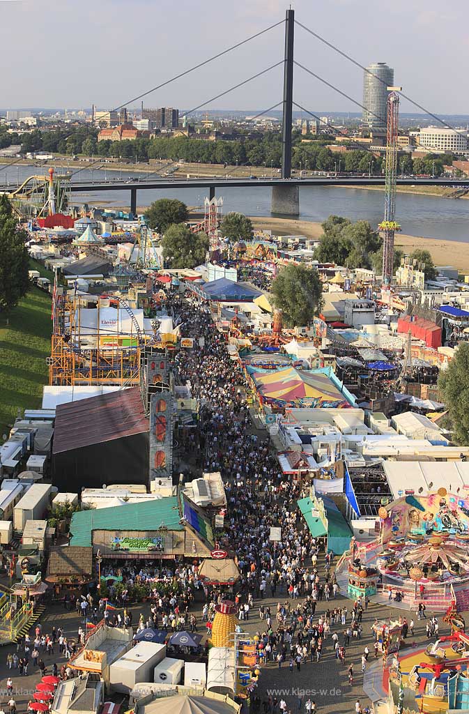 Blick auf die Kirmes in Dsseldorf, Duesseldorf-Oberkassel mit Sicht auf verschiedene Geschaefte mit Kirmesbesuchern vom Riesenrad aus