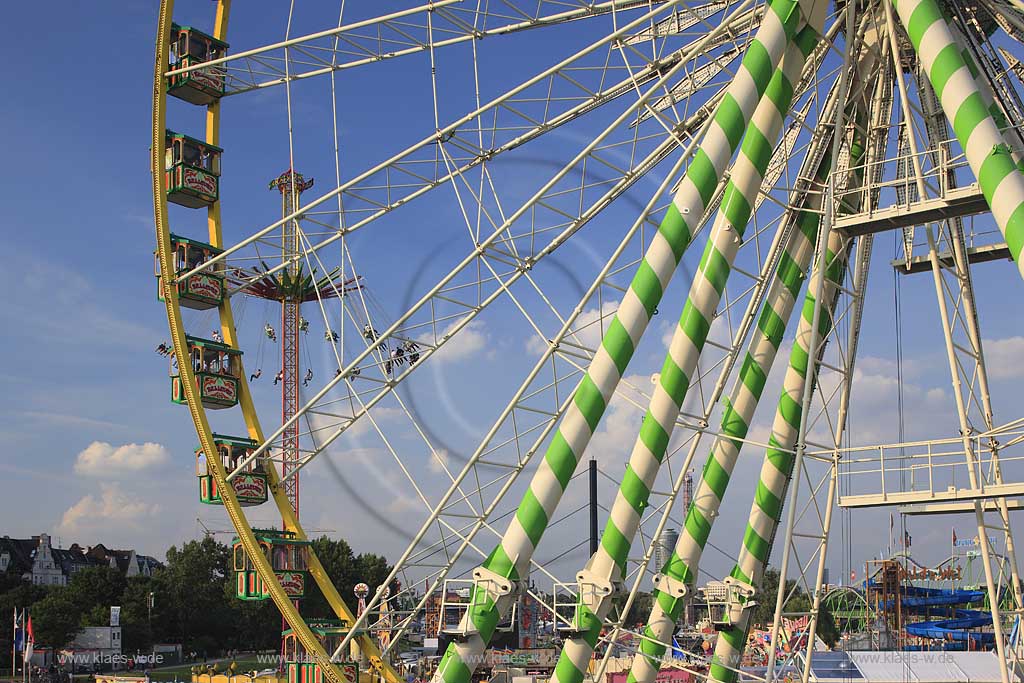 Blick auf die Kirmes in Dsseldorf, Duesseldorf-Oberkassel mit Sicht vom Riesenrad Bellevue auf Kirmestreiben