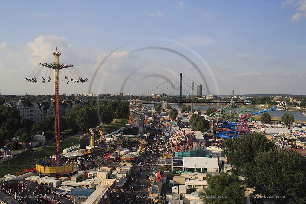 Panoramablick auf die Kirmes in Dsseldorf, Duesseldorf-Oberkassel mit Sicht auf verschiedene Karusells und Fahrgeschaeften mit Besuchern