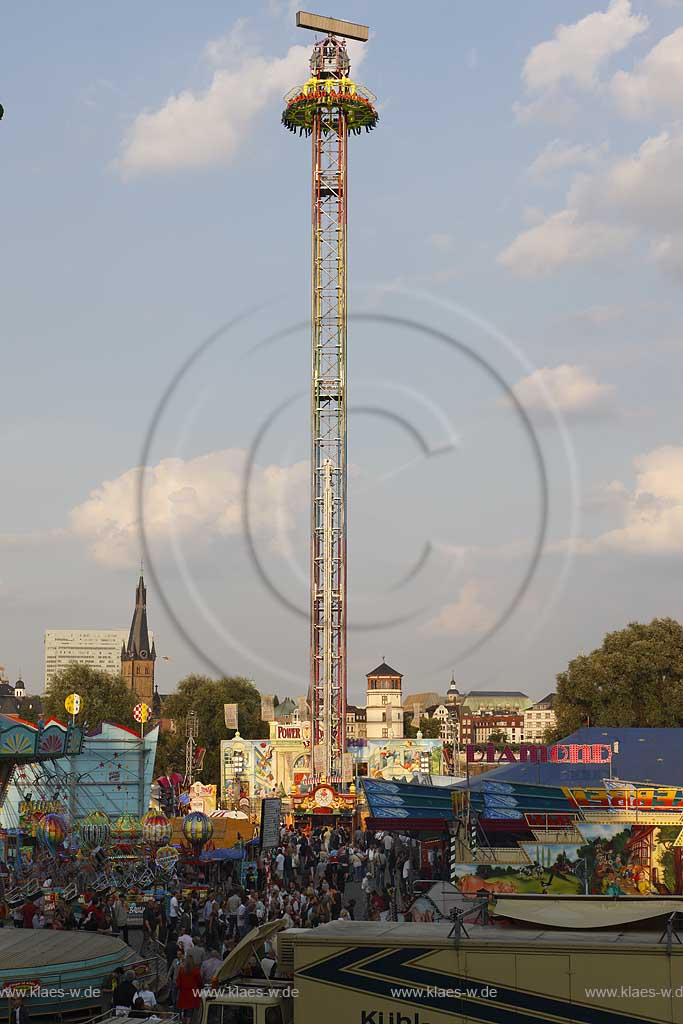 Blick auf die Kirmes in Dsseldorf, Duesseldorf-Oberkassel mit Sicht auf Fahrgeschaeft Power Tower und Besuchern