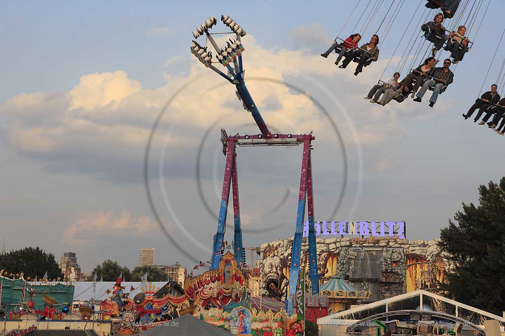Blick auf die Kirmes in Dsseldorf, Duesseldorf-Oberkassel mit Sicht auf Riesenschaukel XXL und Besuchern
