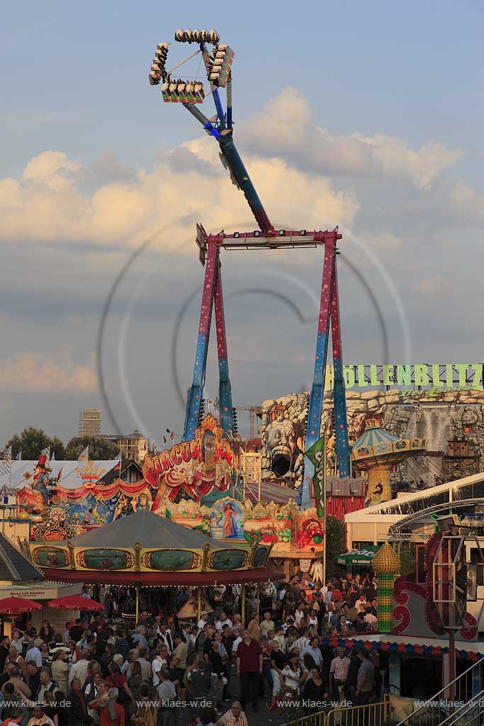 Blick auf die Kirmes in Dsseldorf, Duesseldorf-Oberkassel mit Sicht auf Riesenschaukel XXL und Besuchern
