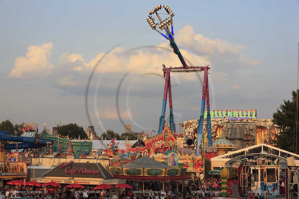 Blick auf die Kirmes in Dsseldorf, Duesseldorf-Oberkassel mit Sicht auf Riesenschaukel XXL und Besuchern